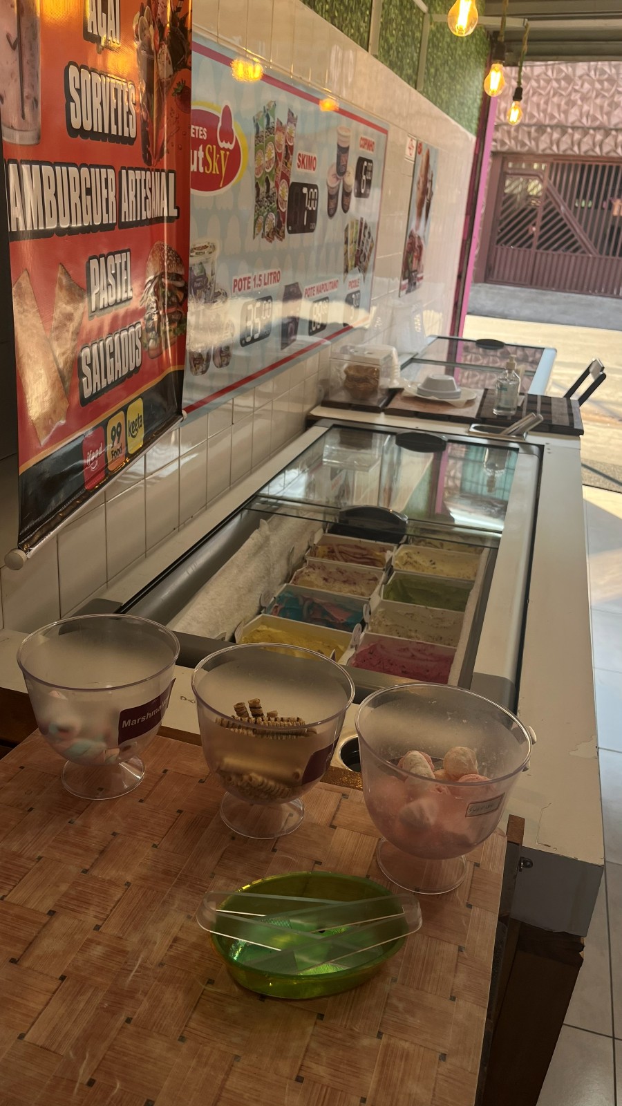 Balcão self-service de sorvetes e açaí da EeE