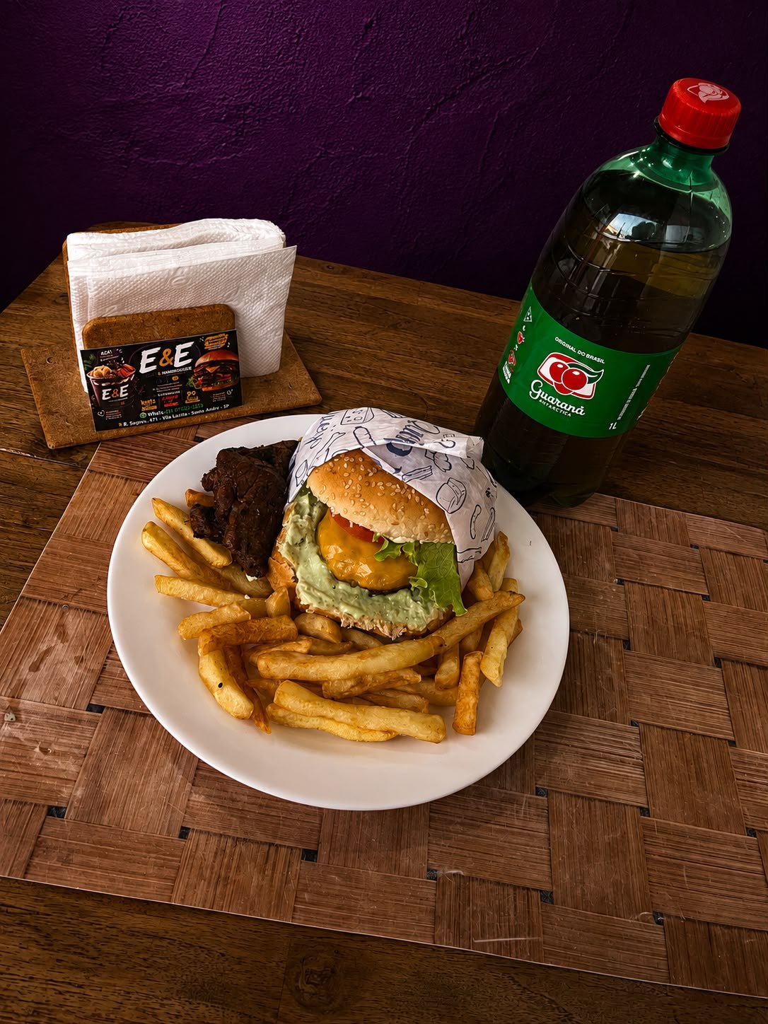 Artesanal de Maminha da EeE com batata frita, carne e guaraná