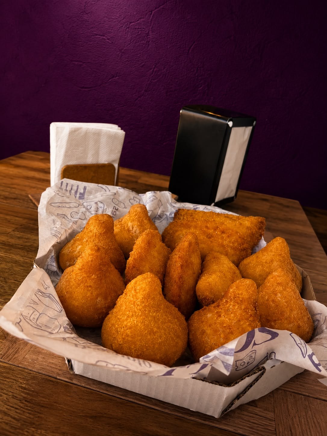 Cesta de coxinhas e pastéis fritos na hora da EeE